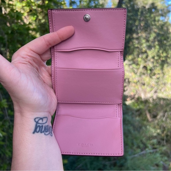 COACH Women's Metallic Pink Micro Wallet Pre owned AUTHENTIC - Picture 4 of 7
